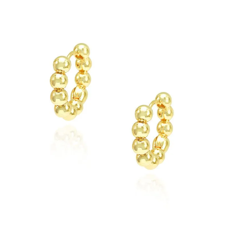 Läikivad ümmargused helmed rõngaskõrvarõngas