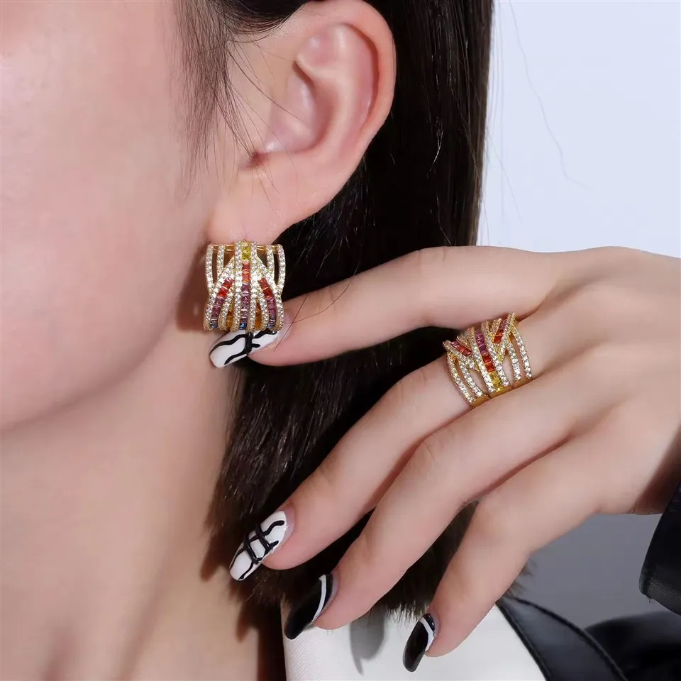 Tsirkoonist rõngaste kõrvarõngaste komplekt